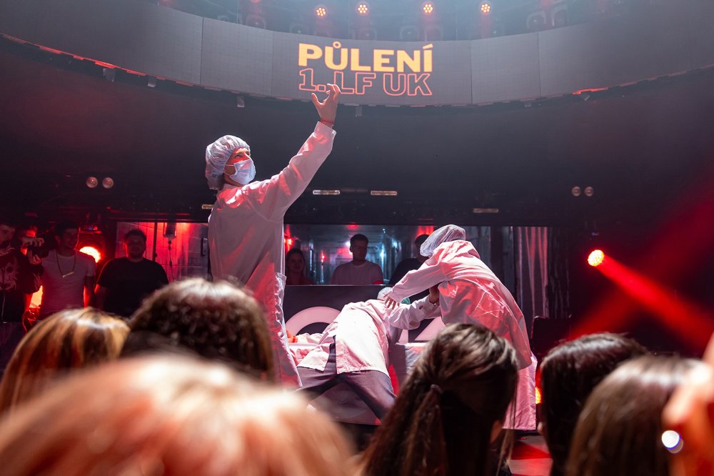 Půlení 1. LF UK přilákalo tisícovku studentek a studentů