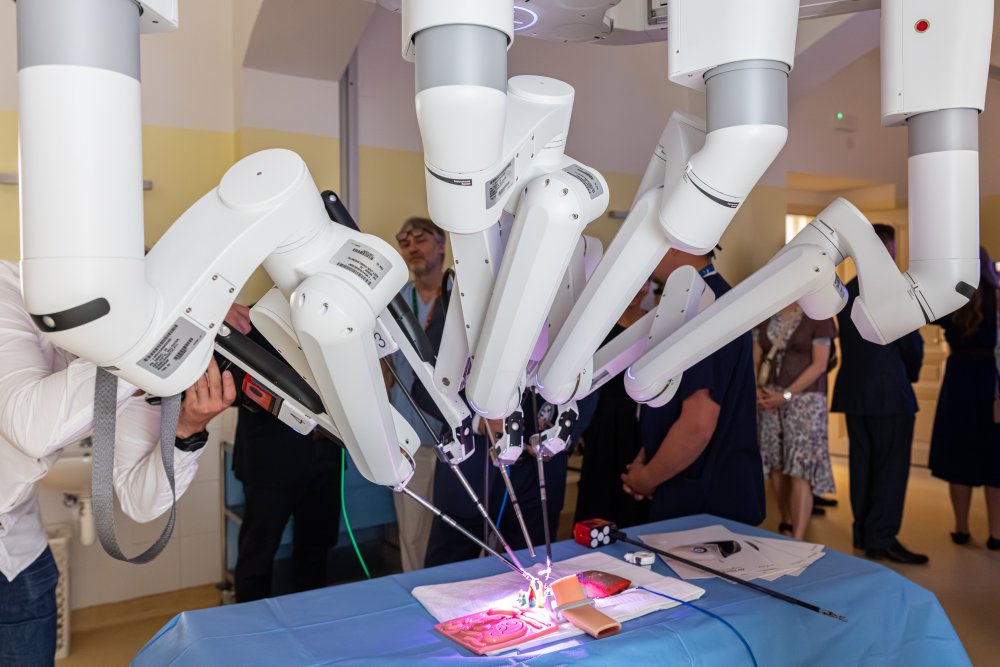 Robotická chirurgie míří do výuky. Na 1. LF UK se otevírá nové centrum